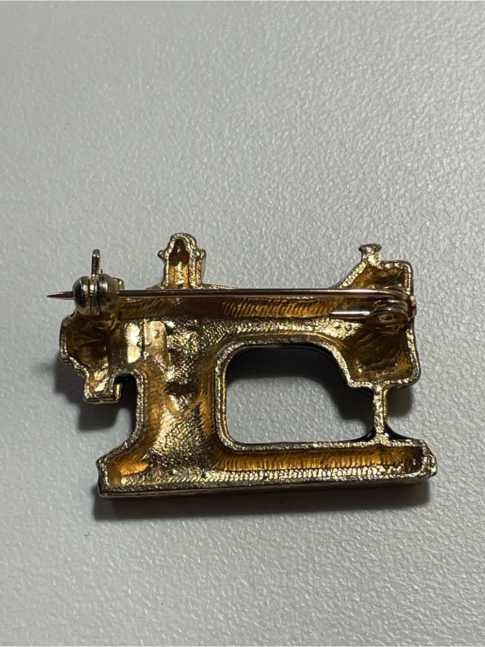 Vintage Gold Tone Enamel Small Sewing Machine Crown Pin #7618 - Picture 2 of 7